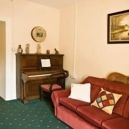 Castlehouse Bed & Breakfast 3*