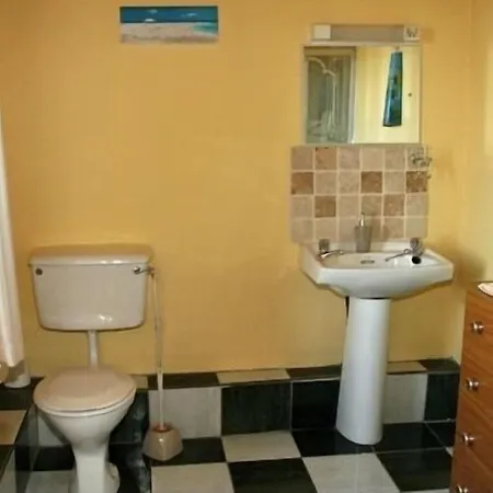 לינה וארוחת בוקר Castlehouse רנווייל
